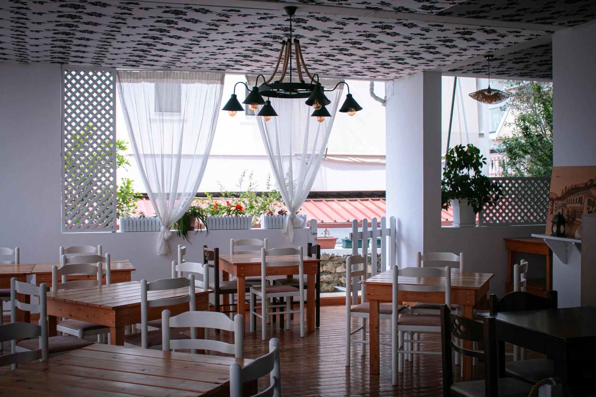 Hotel Fron Sarandë Exteriör bild