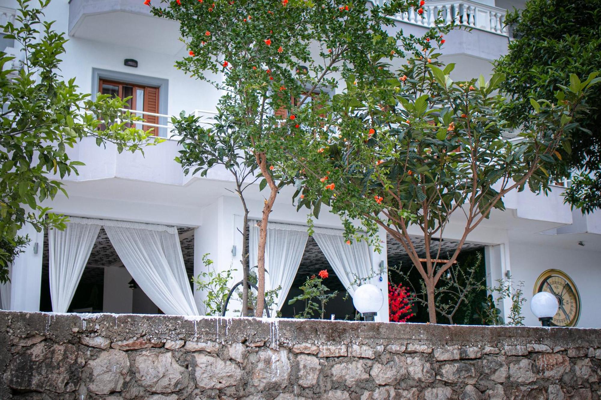 Hotel Fron Sarandë Exteriör bild