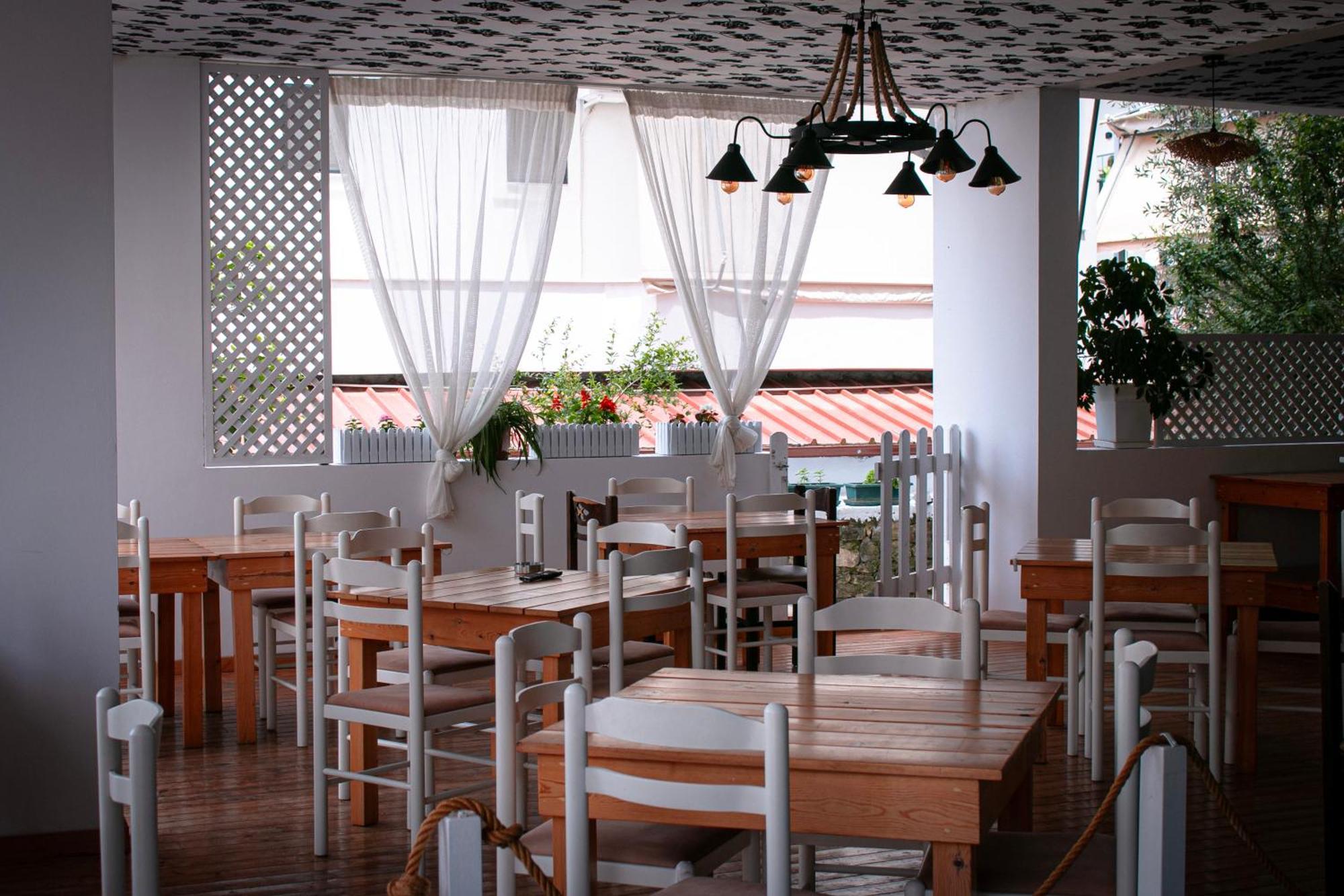 Hotel Fron Sarandë Exteriör bild